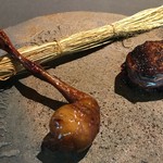 茶禅華 - 小鳩　胸肉馬告（台湾の香辛料）焼きと 腿肉五香脆皮仕立て