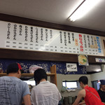 山下うどん - カウンターとメニュー