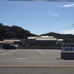 山下うどん - 広々とした駐車場♪