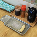 宮武うどん - セルフ生姜。このおろし器うちに昔あった奴と同じ