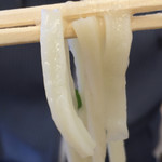 宮武うどん - 手打ちならではの縮れが感じられる麺