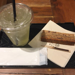 あかりまど - 金木犀の緑茶432円求肥バウムクーヘン302円