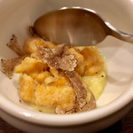 サービス料かからないのになぜか出てきた、プチアミューズ：トウモロコシのベニエ　サマートリュフとトリュフオイルで香りをまとってます