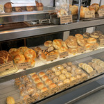 SANA - ケースにはどれも美味しそうなパンばかり並んでいます。