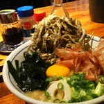 讃岐うどん 野らぼー - 定番ののらぼ～うどん。カリカリのじゃこ天、出汁を覆うワカメと鰹節･･･癖になる一杯です。