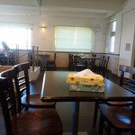 キングタコス - 2階イートスペース。セルフサービス。