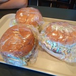 キングタコス 金武本店 - 1個500グラムくらいあるのかな？写真じゃ伝わらないが本当にデカイ。