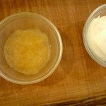 ホットケーキ つるばみ舎 - トッピングは自家製りんごジャムと生クリーム。でもホットケーキはバターだけで食べて美味しいので、ジャムと生クリームもそれだけを食べた。トッピング、次回はなくてもいいなー