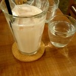 ホットケーキ つるばみ舎 - 桃のクリーミージュース（桃のストレートジュースの牛乳割だそうです）470　美味しい　桃欲が満たされました