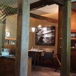 キュイジーヌ[s] ミッシェル・トロワグロ - 落ち着いた店内