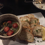 OUI - ムール貝とマッシュルームのガーリックバター焼き＆バケット