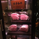 焼肉ヌルボンガーデン新宮 - 一番高いコースを選ぶと、最初にこちらの博多和牛を目の前で切ったステーキが提供されます