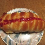ホルン - 料理写真:ソーセージロール180円。
生地にソーセージを包んだケチャップ味の効いたパンです。
