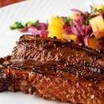 オステリア i VIGNERI - フランス産　マグレ ド キャナールのステーキ 　紫キャベツと黄人参のエチュベ添え
