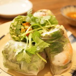 ヨヨナム - 生春巻 サイゴンスタイル（450円）と季節野菜の生春巻　アーモンドソース（450円）