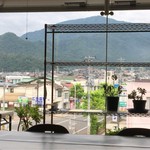 Aitei - 休憩スペースから見える村山駅前の景色。テーブルは6卓、椅子は30脚以上。