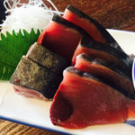 大衆酒場 晩杯屋 - カツオ刺し 皮つき