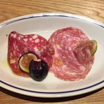 スガハラ - サラミ2種 + 無花果2種（カリフォルニア産 黒無花果（左） + 愛媛産 無花果（右））