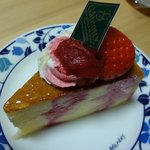 白川商店 - デコレーション後のチーズケーキ