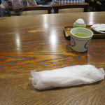 あなごめしうえの - お茶とおしぼり　卓上には山椒