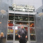 Pancho Villa Mexican Cuisine - お店入口、と陽気なボーイさん