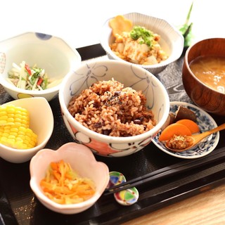 当店のお味噌汁は土鍋で作っています！