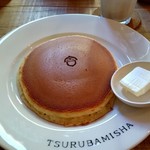 ホットケーキ つるばみ舎 - 一枚310円。ペロリとあっという間に完食。美味しい。　土曜午後14時ウエイティング四組待ち　名前と電話番号を書いてクルミ堂で待つことに。３０分ほどで電話。またしてもフルーツサンドはSOLDOUT