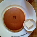 ホットケーキ つるばみ舎 - 焼き色美しい。バターの塩気が合う。バターだけで十分美味しい。シロップは卓上に壺があってかけ放題。さらさらで染み込む。でも、ほんとうになくても十分に美味しい。甘い生地でホットケーキ。好き。