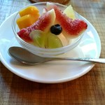 ホットケーキ つるばみ舎 - 前回売り切れだった季節のフルーツと生クリーム。　ブルーベリー、ホワイトグレープフルーツ、マスカット、マンゴー、いちじく。盛りだくさんで嬉しい。丁寧に皮むきしてあって嬉しい。　