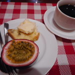 ビストロ アオキ - パッションフルーツ、レアチーズのムース、バナナのケーキ、コーヒー