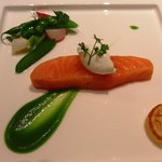 レストラン タテル ヨシノ - 軽くスモークした厚切りサーモン ステラマリス