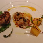 レストラン タテル ヨシノ - ドンブ産鶉胸肉のグリエ 腿肉と手長海老、フォアグラのラビオリ