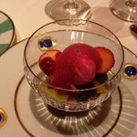 レストラン タテル ヨシノ - 優しい甘みのあるフレッシュフルーツとビーツのアイスクリーム