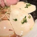 Ramen にじゅうぶんのいち - 特製芳醇鶏だしらーめん(醤油) 940円 の鶏チャーシュー2枚