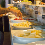 BLUE BUTCHER - グルメバーガーを探してやってきました。ブランチ1人390HKD（日本円5800円以上）て高くね？サラダバーとバーガー、あと気が付かなかったけどデザート付きで1人390HKDそれにサービス料10%とか入れて二人で930HKDも取られたよ？