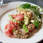 BLUE BUTCHER - 外国だからどデカいバーガーが来るかもと警戒してサラダは慎ましい盛りです。。確かに美味かった。美味いのは認める。だが高杉じゃね。。。？