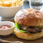 BLUE BUTCHER - The Bucthers Burger　確かに美味い。ポテトも食べ切れなくて持ち帰ったくらい多い。だが高過ぎじゃね？