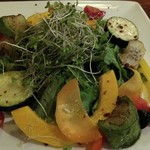 アイリッシュパブ グリーンシープ - 彩り野菜のサラダ。焼き野菜はそのままでもコクがあります。