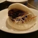 中華 本田 - 黒酢の酢豚を包子に挟んで。