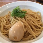 つけ麺 二代目 いさお - トマトチキンカレーつけ麺の麺（味玉はサービス券で）