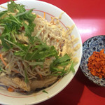 千里眼 - 冷やし中華（並）麺150グラム 800円　ヤサイマシショウガガリマヨマシマシカラメマシマシカラアゲ別皿で