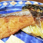 焼き鮭と焼き鯖のアップ