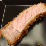 とんかつひなた - 食べ比べ：ロース　脂の美味しさはリブロースの方が上だが、肉の噛み応えが凄い　噛み締めるほどに旨みが出てくる