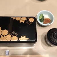 かぐら坂 志満金 - 木生地に漆塗りの重箱