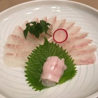 かぐら坂 志満金 - 真子鰈の薄造り、手前はエンガワ