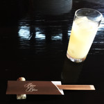 ブラン・ドゥ・ブラン - 安心のお箸。暗めな店内はリラックスできる空間。ドリンクはグレープフルーツジュース。