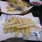 大越 - ポテトフライと天ぷらの盛り合わせです。