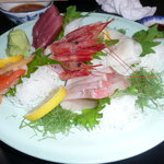 大越 - 刺身の盛り合わせです。２０００円でした。