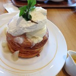 ウフウフガーデン - プレミアムたまごのパンケーキ　洋梨カスタードソース　１１００円