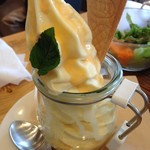 ウフウフガーデン - ソフトクリームパフェ　５２０円